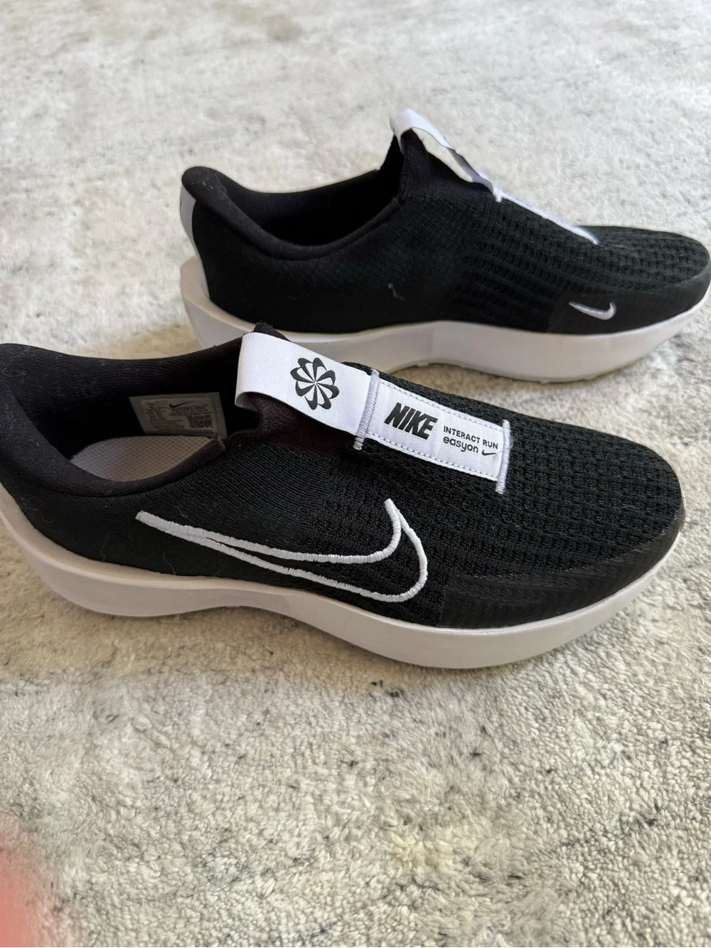 NEW Size 9- Nike Interact Run EasyOn Black White Flyknit
